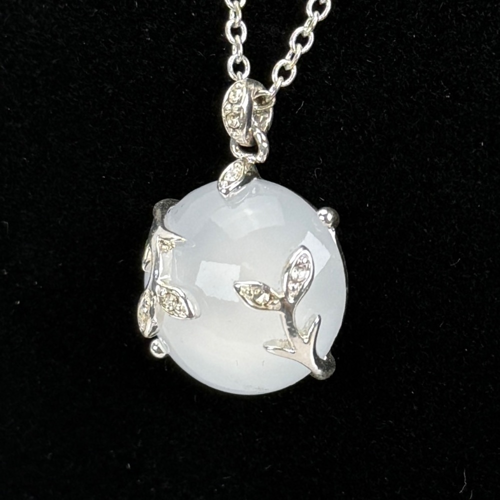 Gorgeous silvertone interesting moon pendant necklace